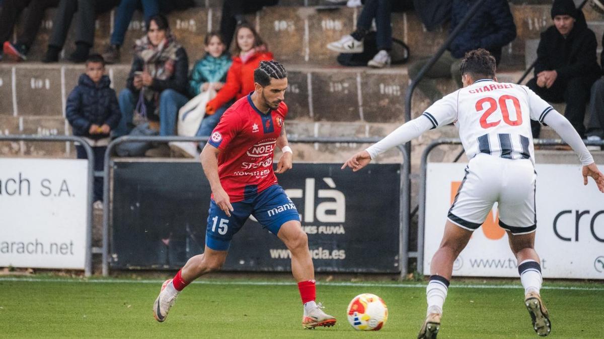 Albert López contra un defensa del Castelló B.