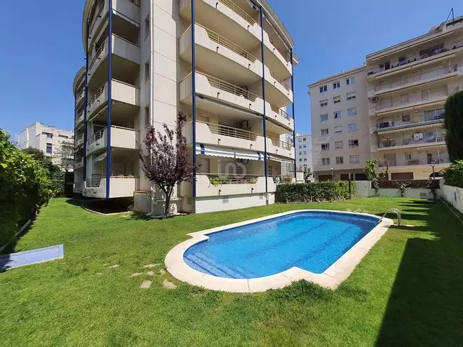 Playa y piscina. ¿Qué más se le puede pedir a un piso en venta en Sitges?