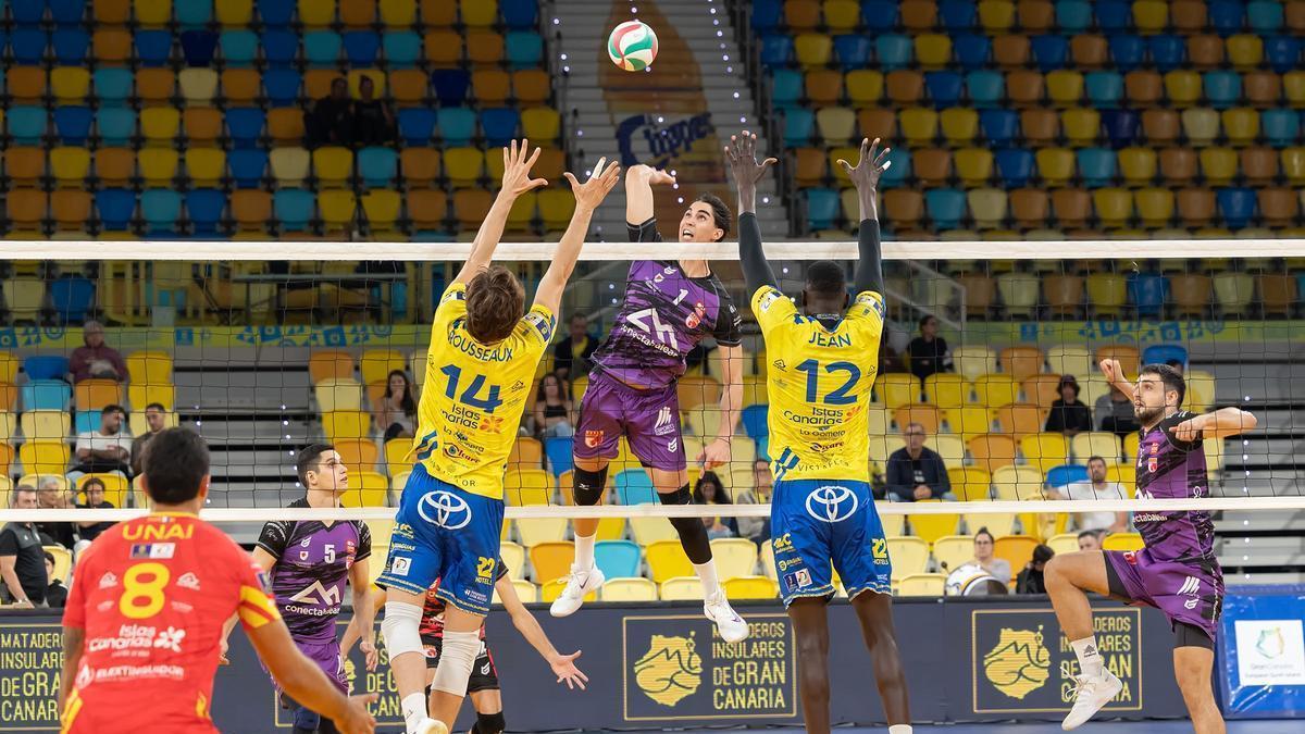 El ConectaBalear busca rematar la bola ante la defensa del Guaguas.