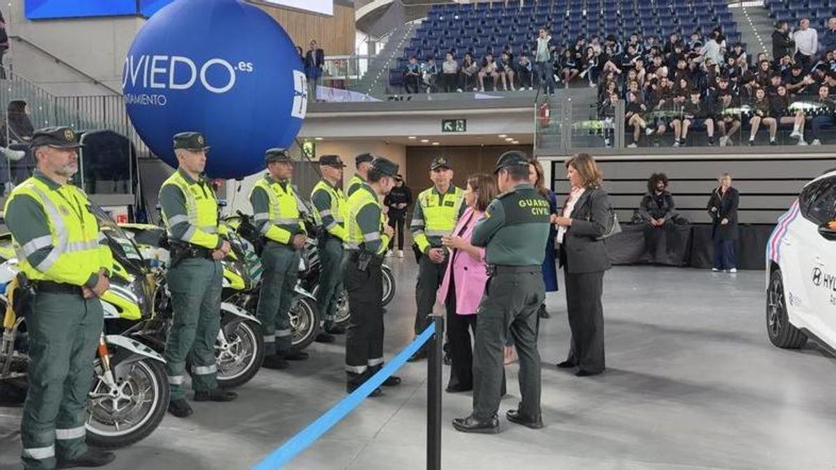 Adriana Lastra junto a la Guardia Civil