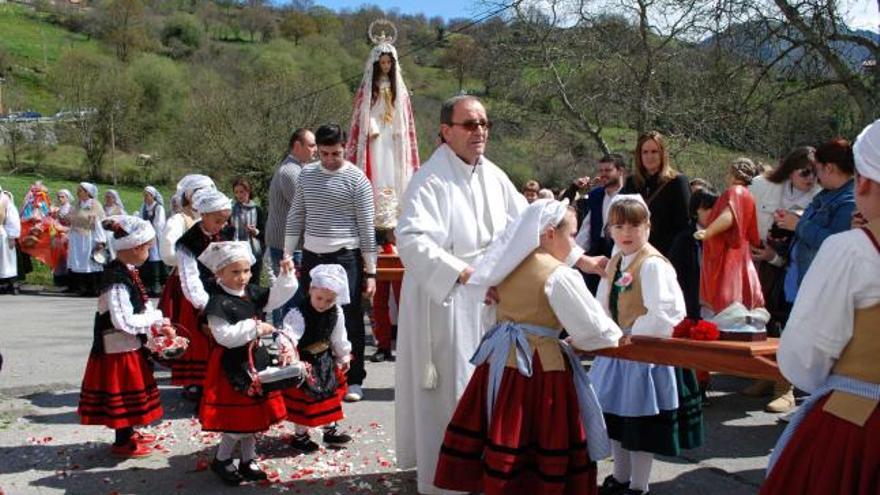 Encuentro de la Virgen con su hijo resucitado, en este caso y según la tradición de Piñera, un Niño Jesús.