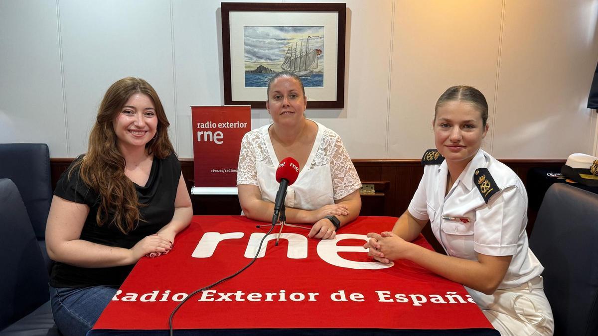 Ana Añó Ayza, a la izquierda de la imagen, con la princesa Leonor.