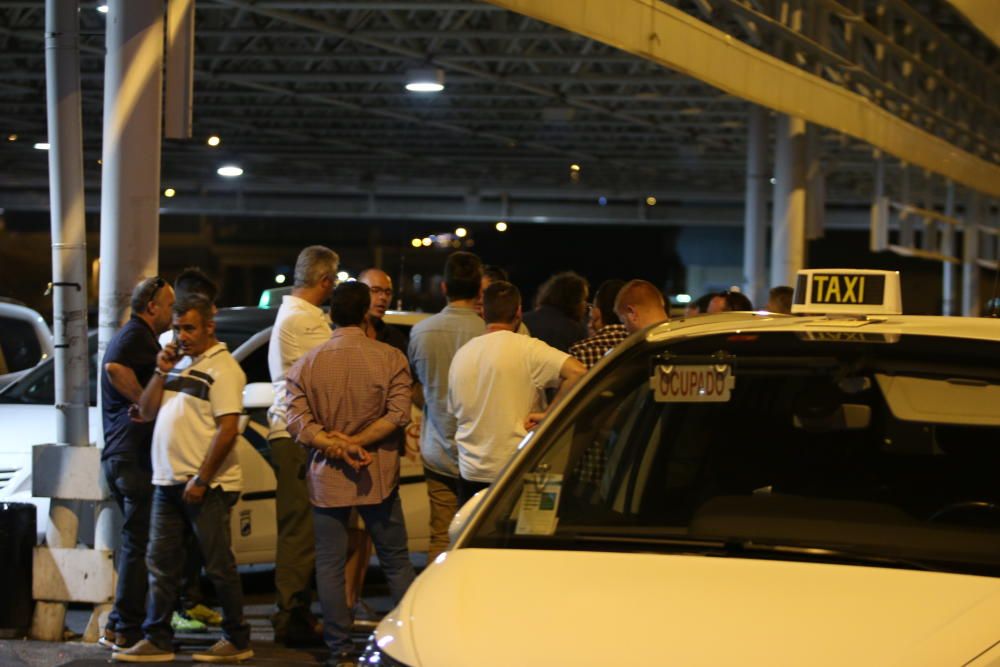 Los taxistas se han concentrado en el aeropuerto.