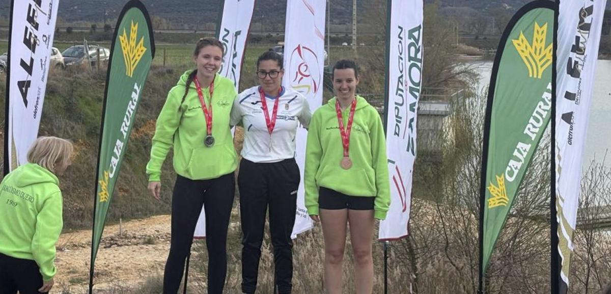 Amalia Toribio y Daniela Diente, del Piragüismo Duero, en el podio. | CEDIDA