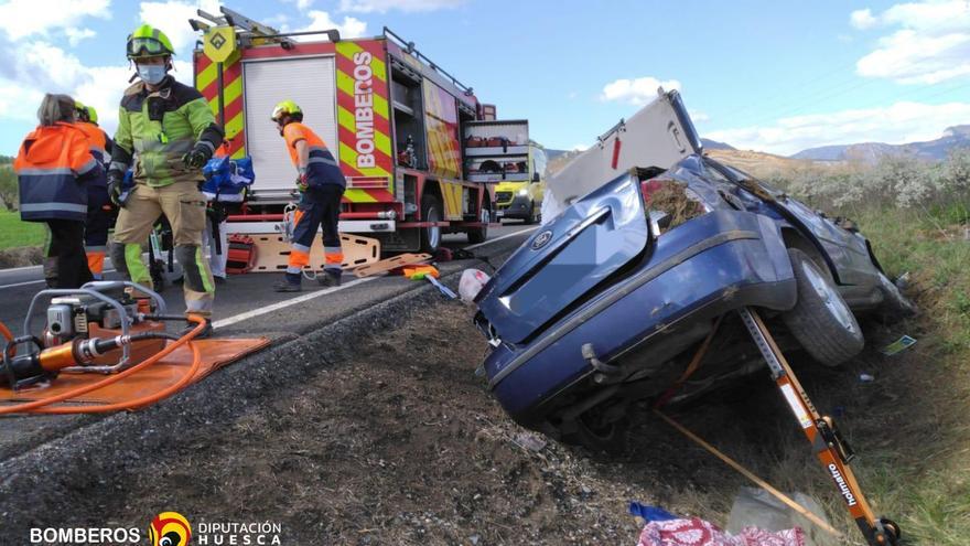 Dos personas mayores quedan atrapadas en un desnivel tras salirse de la vía en Arén