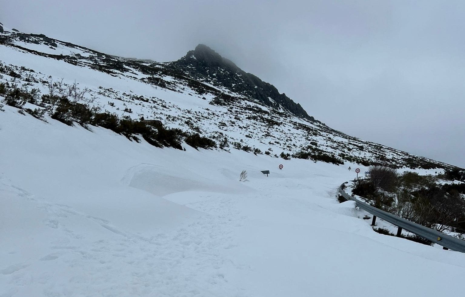 Nieve en la carretera de acceso al Alto de Vizcodillo