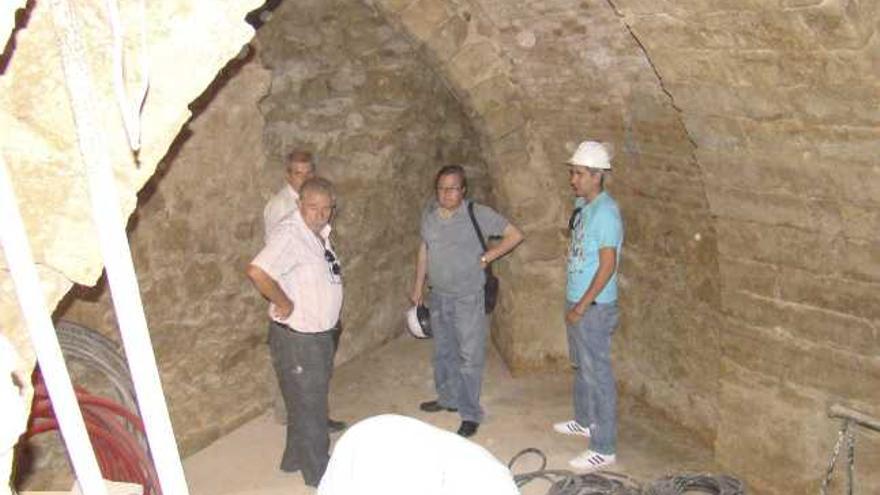 Varios técnicos trabajan en la restauración de una de las bodegas.