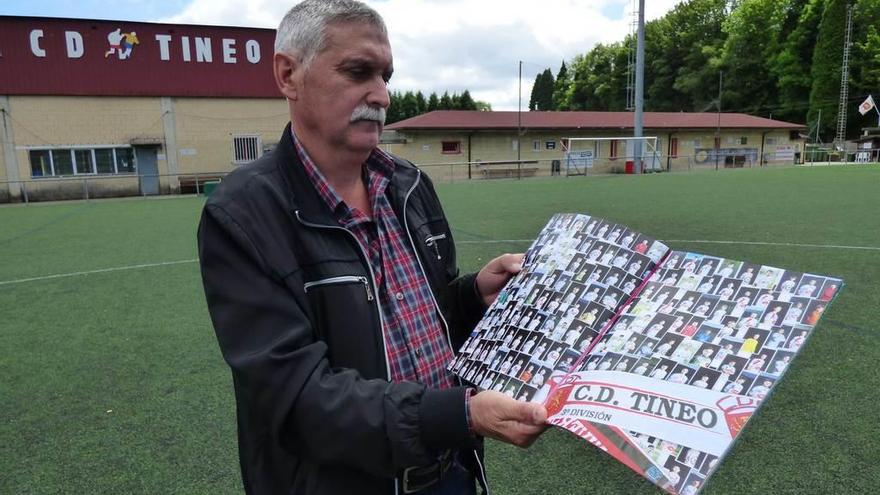 Roberto Fernández, con el álbum de cromos, en el campo de fútbol de San Roque.