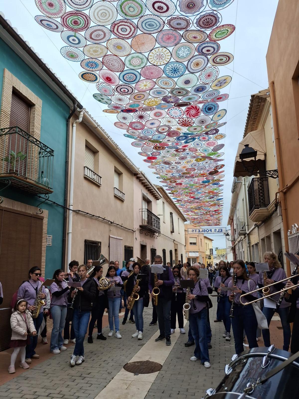 Las mujeres transforman Els Poblets: 1.400 mandalas se entrelazan sobre el Carrer Major (imágenes)