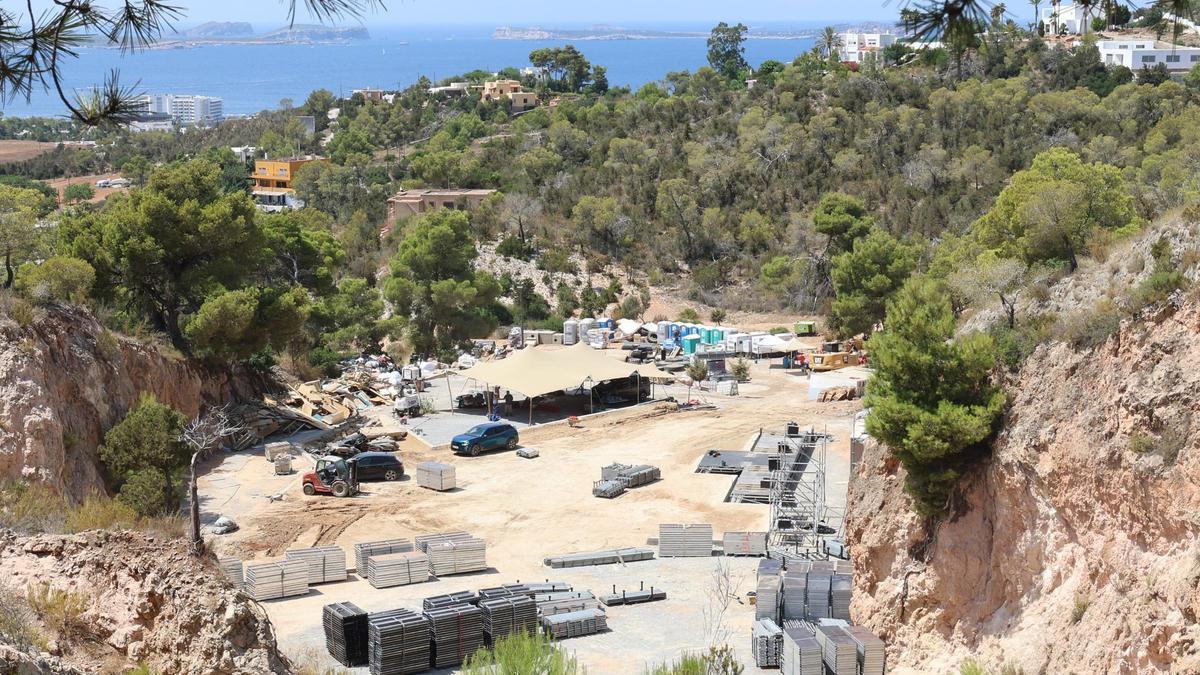 Dismantling work for the Egyptian festival in Sant Antoni.