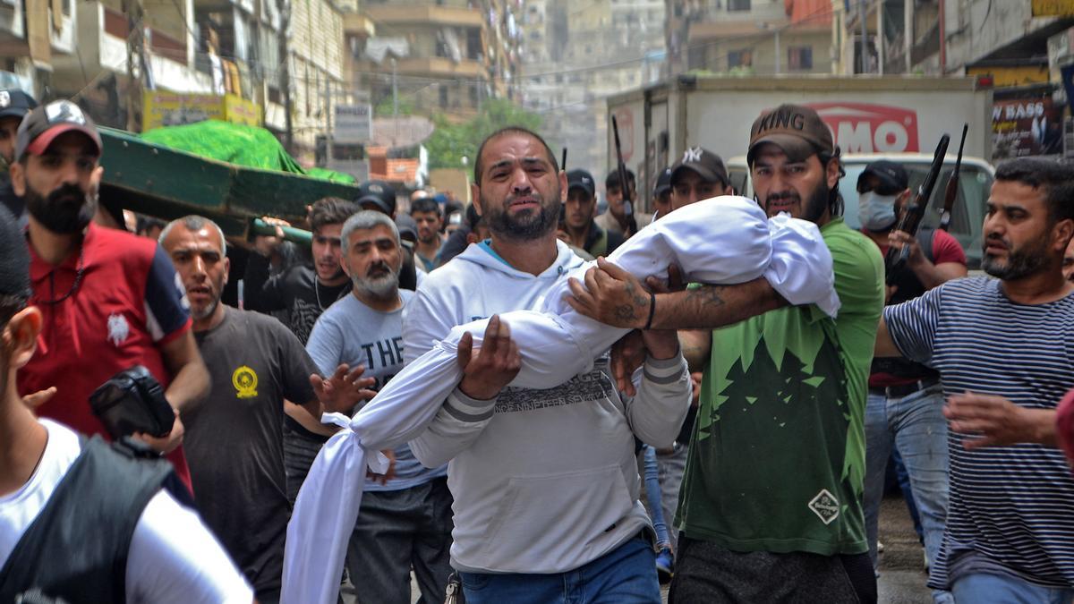 Funeral por un niño fallecido en el naufragio del pasado mes de abril de un barco con migrantes frente a las costas de Trípoli.