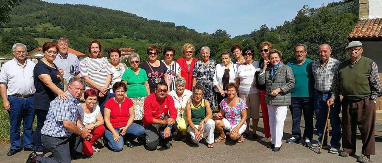 El grupo de antiguos alumnos de las escuelas de Pernús que acudió a este primer encuentro.