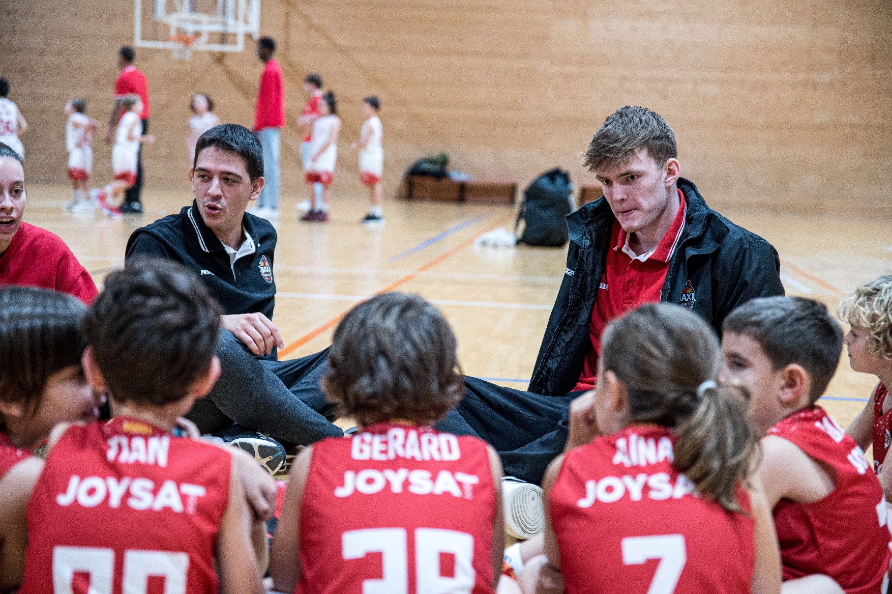 Imatges de la Festa de Nadal de la base del Bàsquet Manresa amb els jugadors del primer equip