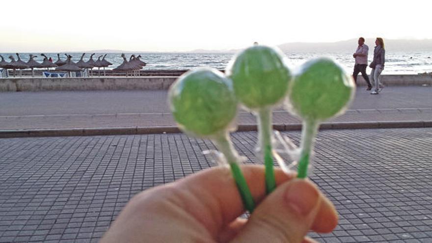 Una persona sujeta tres caramelos de cannabis en la Playa de Palma.