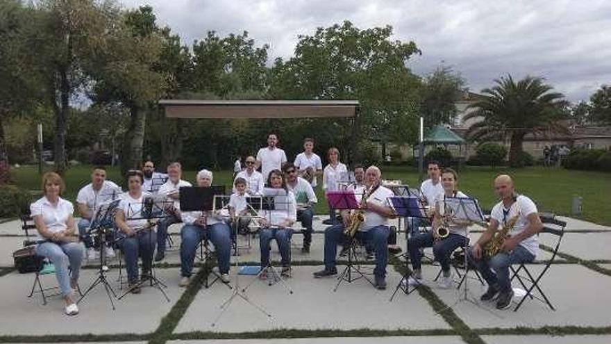 Alumnos de la escuela de música de Boborás. // FdV