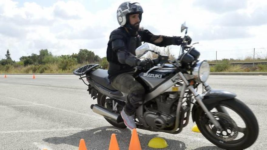 A la izquierda, un alumno demuestra su habilidad sobre la moto. A la derecha, las autoridades en el solar cedido para los exámenes.