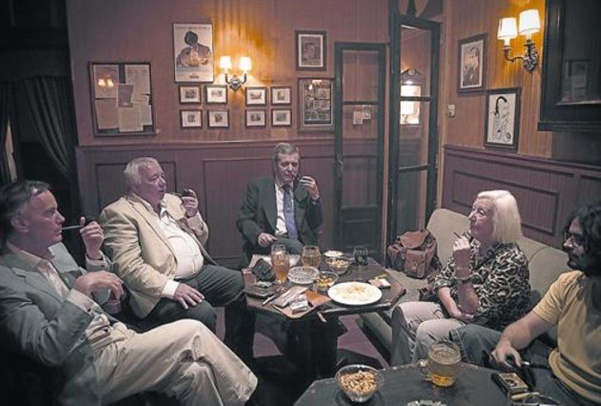 El president del Pipa, Josep Maria Navarrete (al centre), acompanyat per membres del club de fumadors de Londres, dimecres passat. El president del Pipa, Josep Maria Navarrete (al centre), acompanyat per membres del club de fumadors de Londres, dimecres passat.
