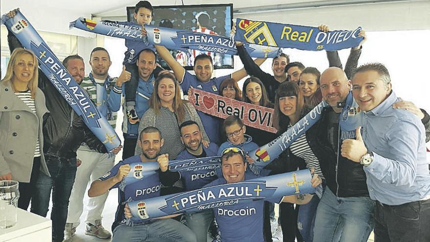 Algunos de los aficionados azules que siguieron el partido desde Mallorca.