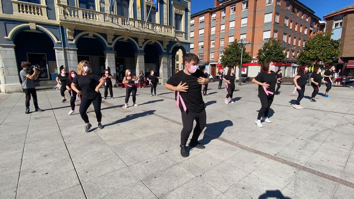 Baile contra el cáncer de mama, en la plaza del Ayuntamiento de Laviana