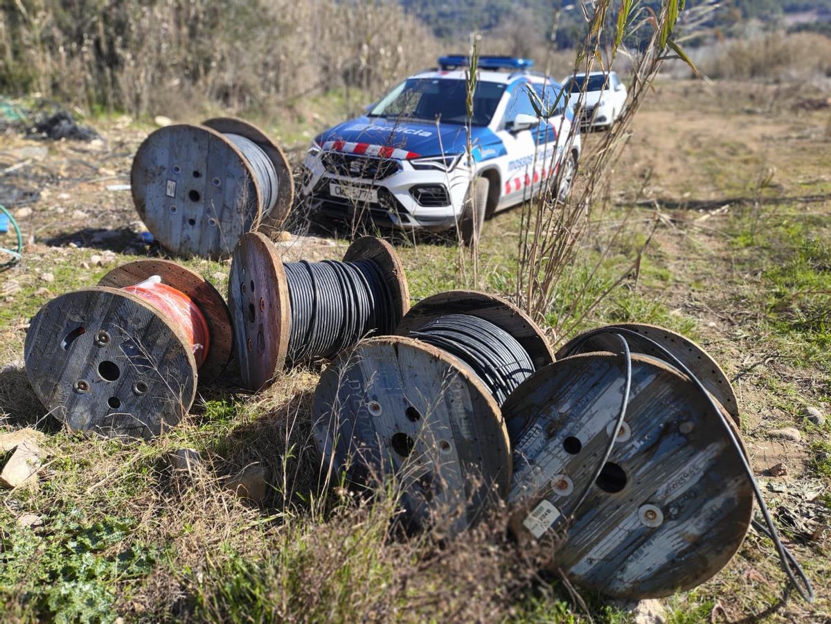 Vehicles de Mossos d'Esquadra amb les bobines de coure robat localitzades prop del riu