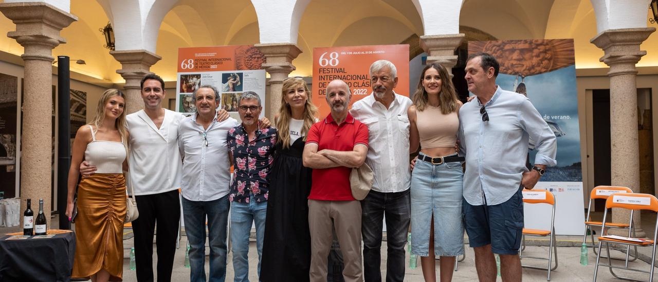 Foto de familia de la presentación de Miles Gloriosus, ayer en Mérida