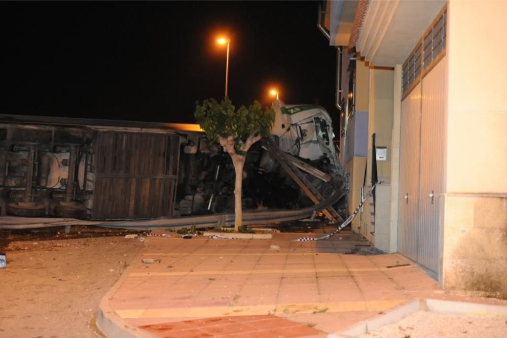 Un tráiler se estrella contra una casa en Librilla