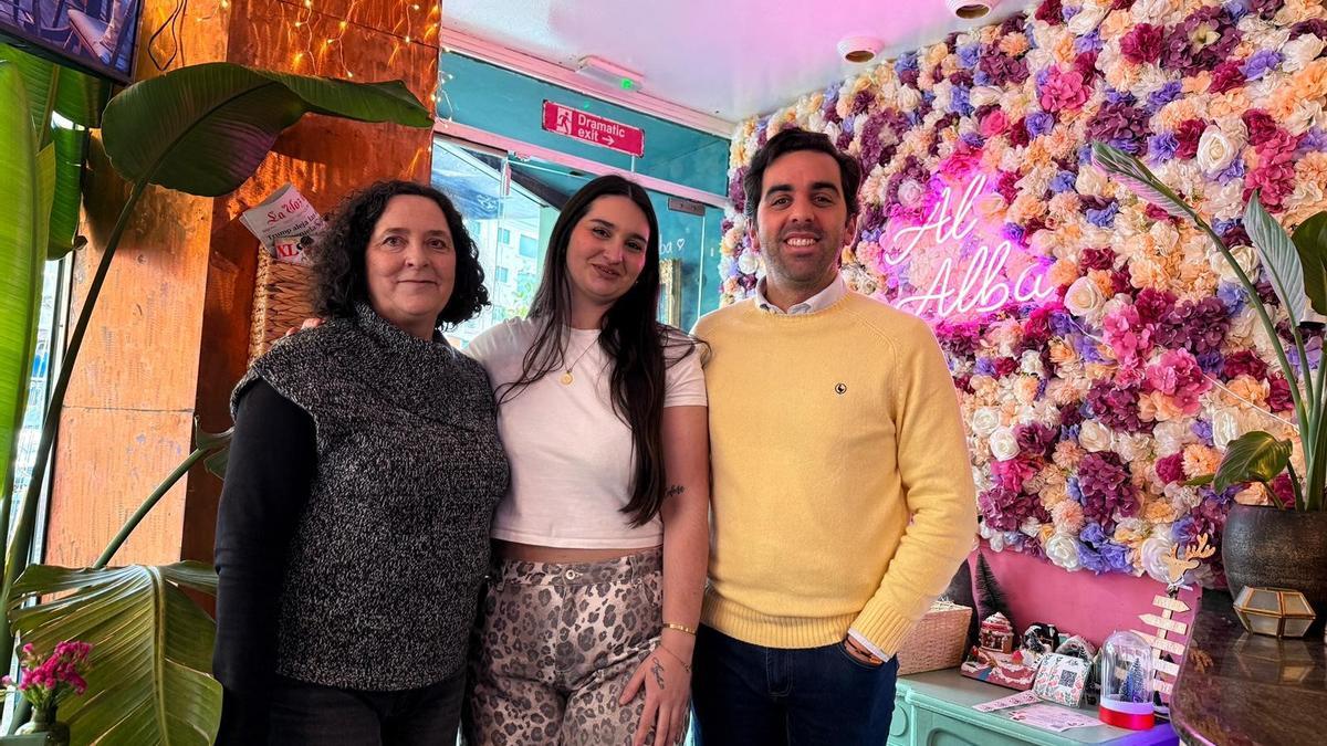 A la izquierda, Do Campo, con Álex Doval y la responsable del establecimiento Al Alba.
