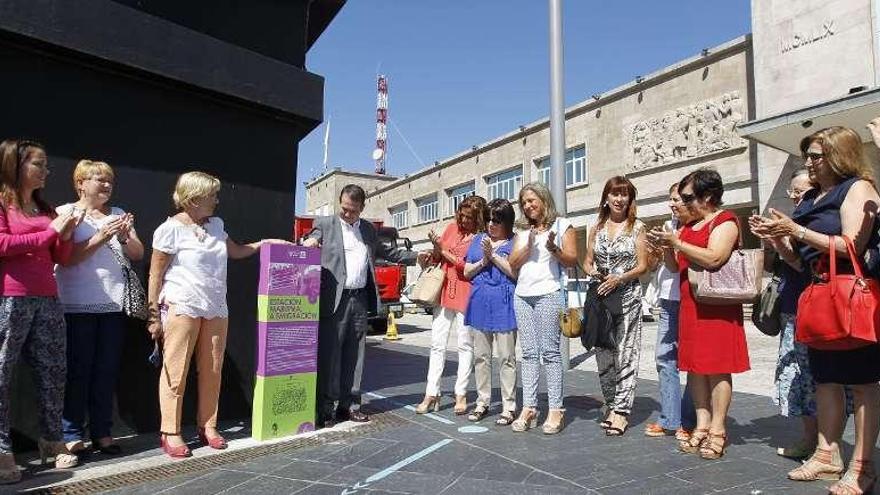 Caballero, Abelairas y Silva, ayer, con representantes del Consello Municipal da Muller junto al monolito.