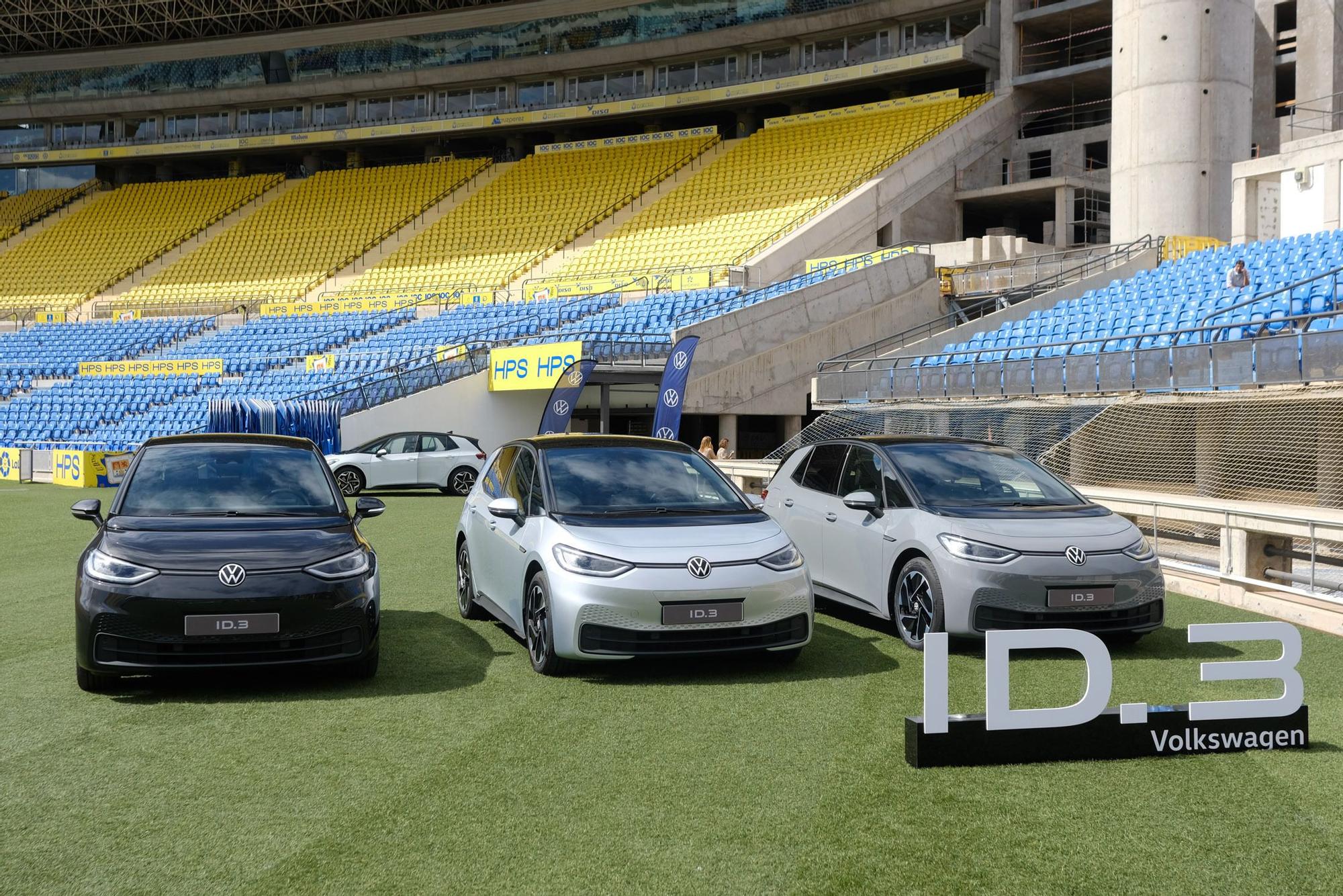 La UD Las Palmas recibe la nueva flota de coches eléctricos Volkswagen ID.3