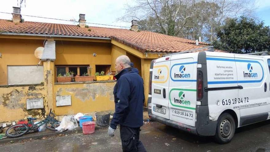 Uno de los técnicos de Vipasa, ayer, junto a las casas.