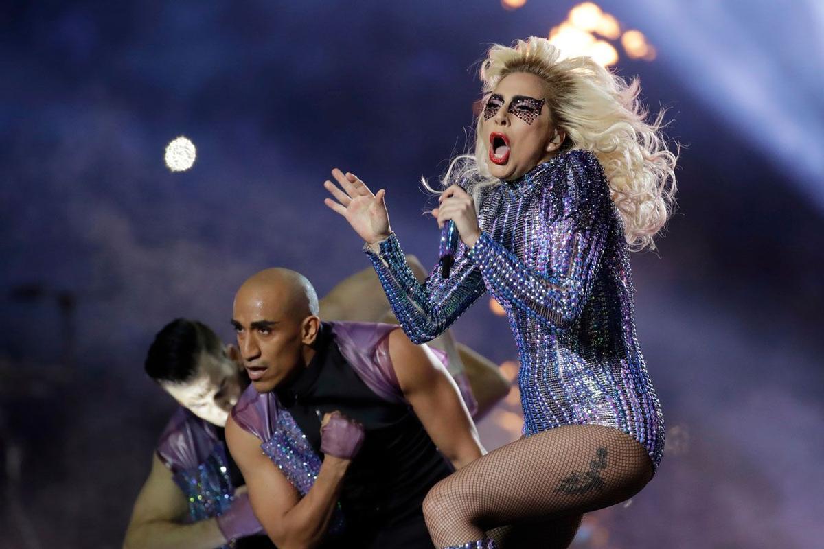 Lady Gaga deslumbra en la final de la Super Bowl 2017