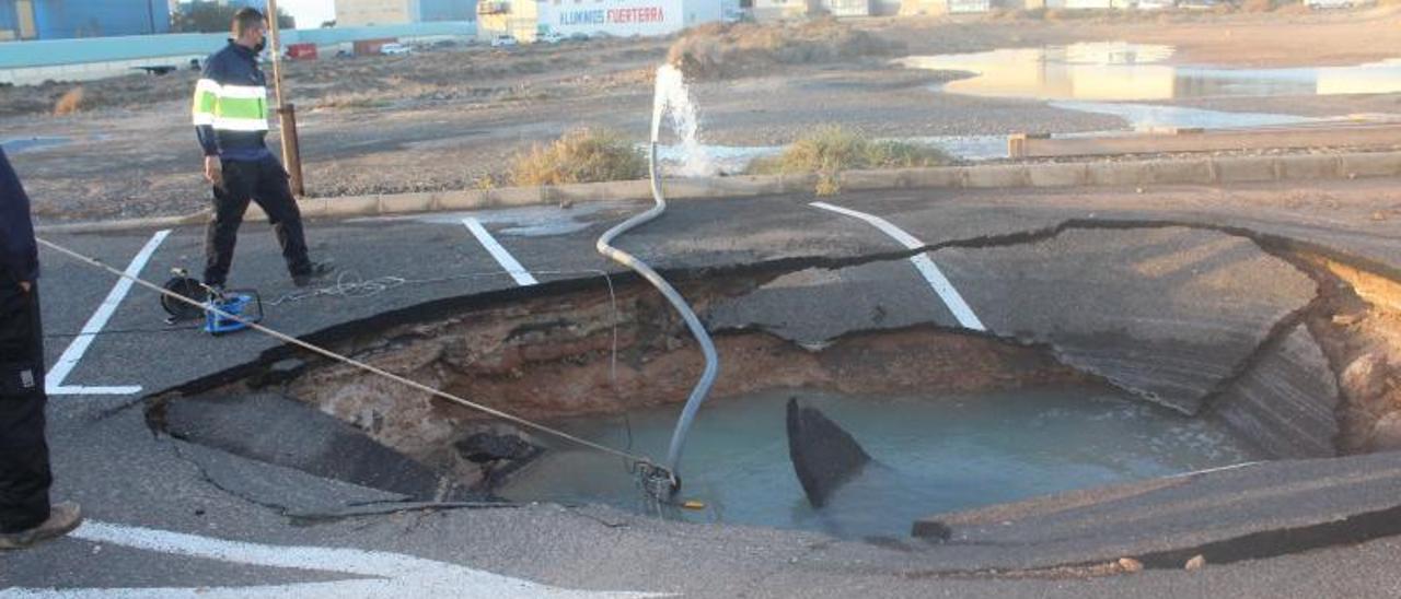 Imagen del enorme socavón que se produjo al reventar la tubería de impusión de agua. | | LP/DLP