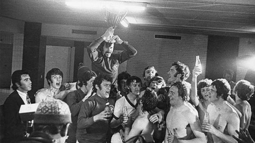 Los jugadores y técnicos del Glasgow Rangers celebran la conquista de la Recopa.