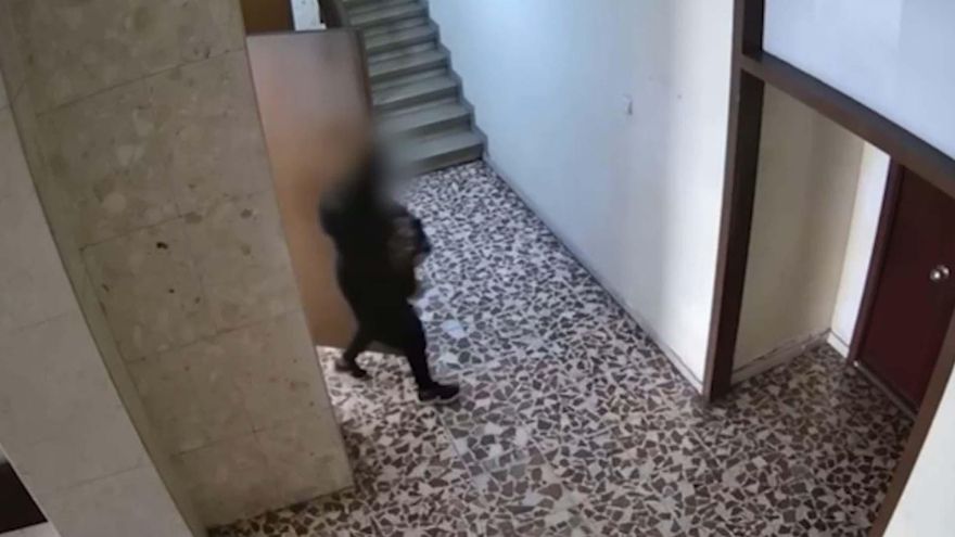 Detenida en Barcelona por robar a personal de limpieza, colarse en trasteros y usar tarjetas sustraídas