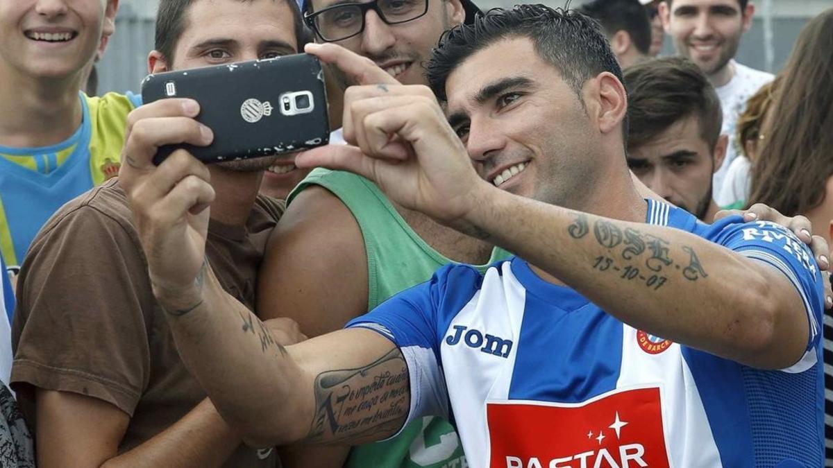 Reyes se fotografía con seguidores pericos, ya con la camiseta del Espanyol.
