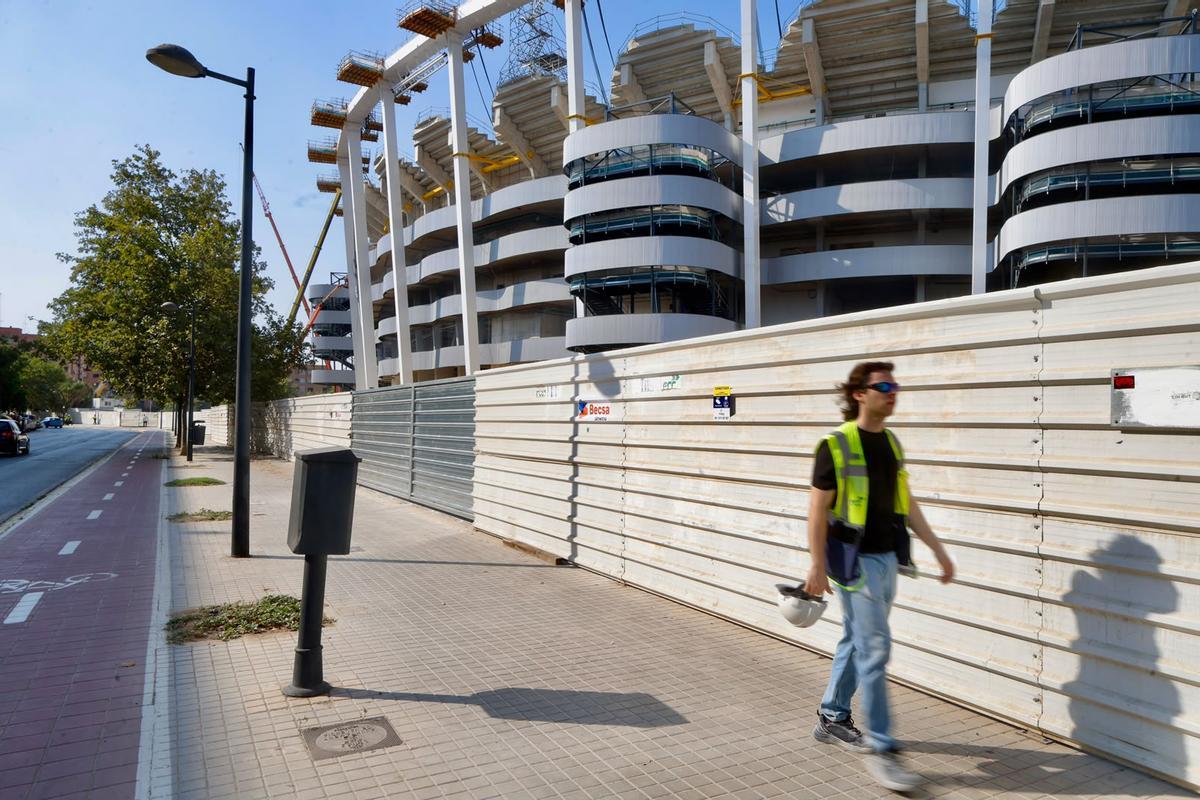 Un operario, junto al estadio del Nou Mestalla
