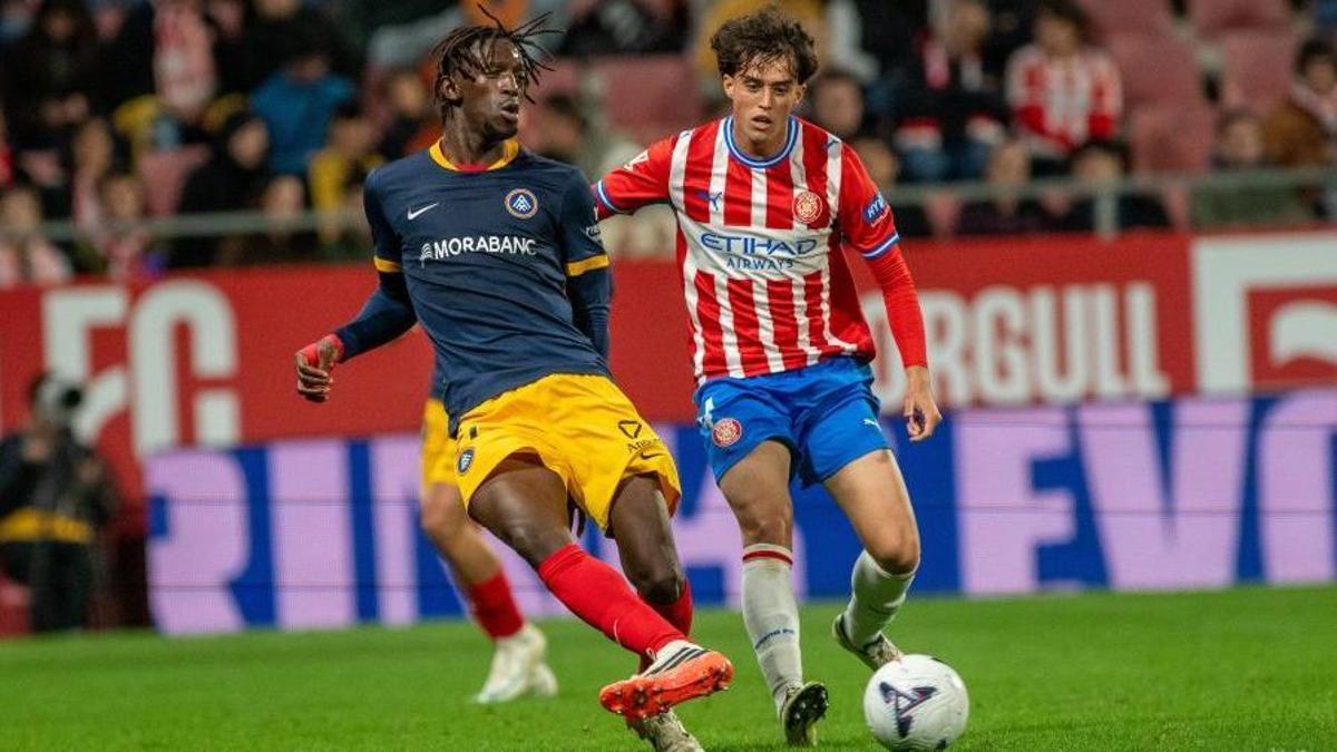 Javi Boñar pressiona Sidibe en una acció del partit contra l'Andorra