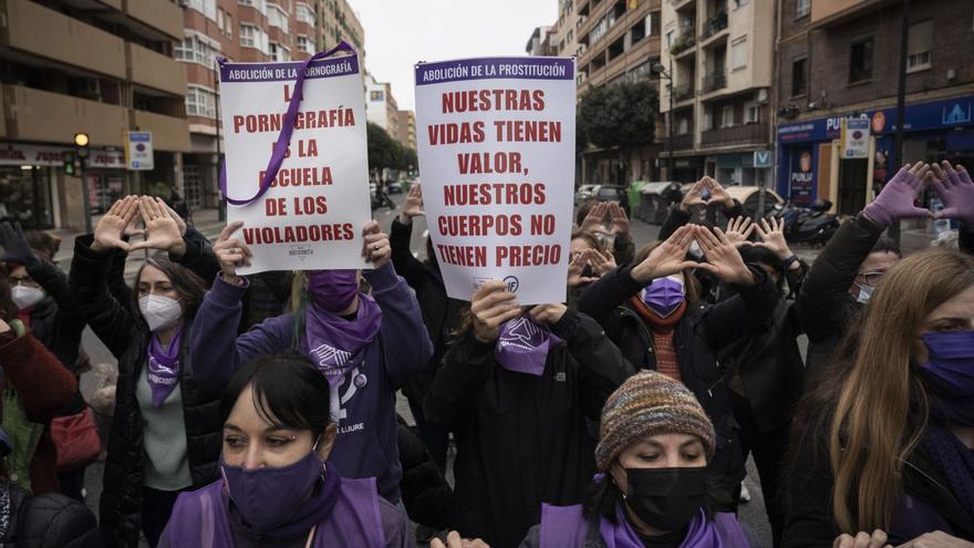 Un grupo de mujeres se manifiesta contra la prostitución en València.  | M.A.MONTESINOS