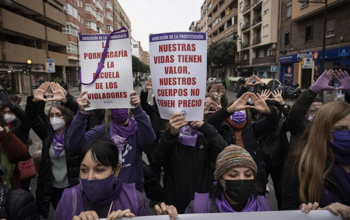 Un grupo de mujeres se manifiesta contra la prostitución en València. | M.A.MONTESINOS