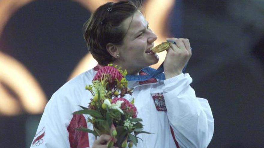 La atleta polaca Kamila Skolimowska mientras celebraba en su medalla de oro en los Juegos Olímpicos de Sidney, Australia. La lanzadora de martillo polaca y oro olímpico en Sidney 2000, de 26 años de edad, falleció ayer en Portugal tras ser trasladada al hospital Vile Real de Sano Antonio por sentirse indispuesta.