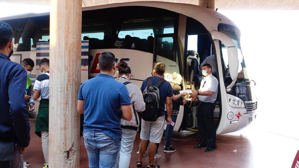 Usuarios suben al autobús en la estación de autobuses de Cartagena.