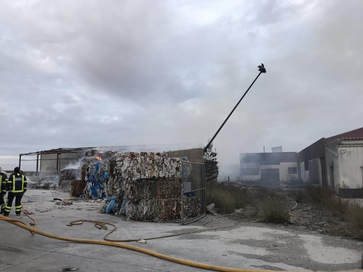 Incendio en una planta de reciclado de Almendralejo