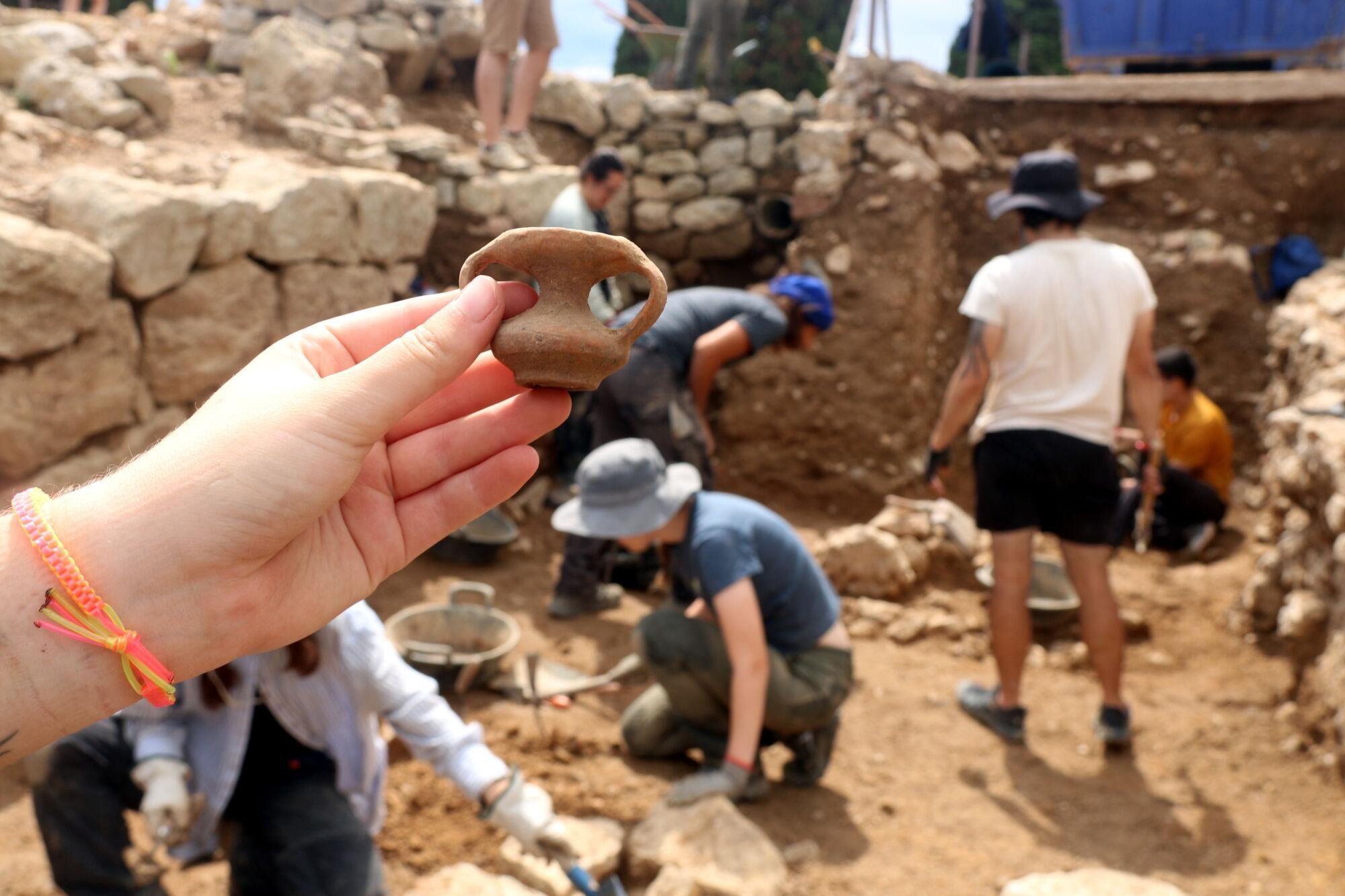 Un dels dos vasos rituals dipositats com a ofrenes a Demèter que s'han localitzat durant l'excavació