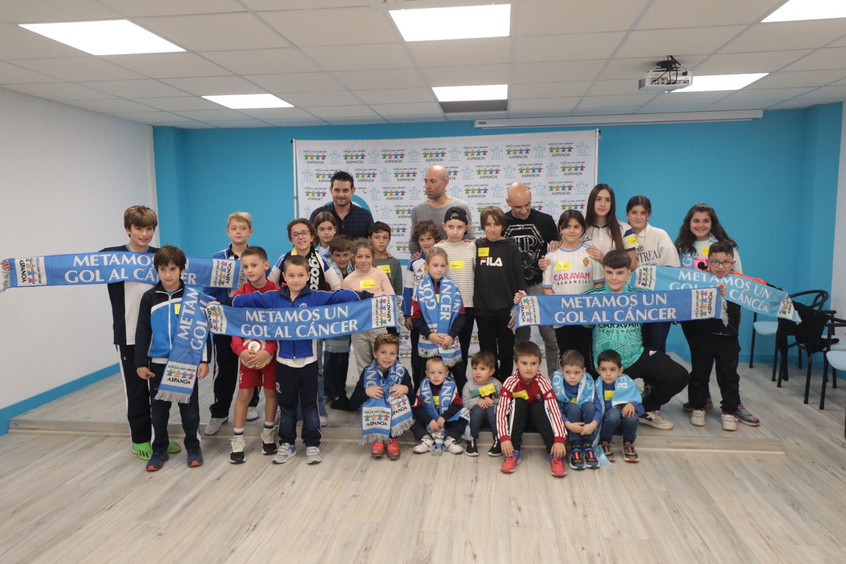 Láinez, Movilla y Paredes, con los niños de Aspanoa