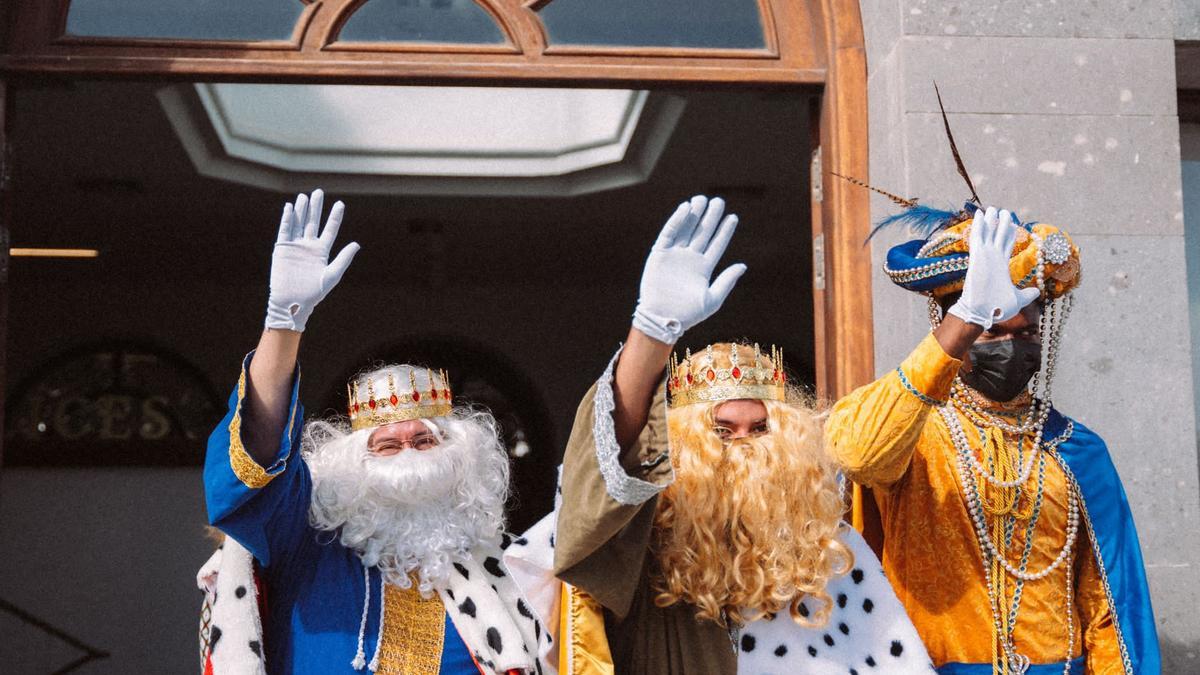 Los Reyes Magos ante el Ayuntamiento de Arrecife.