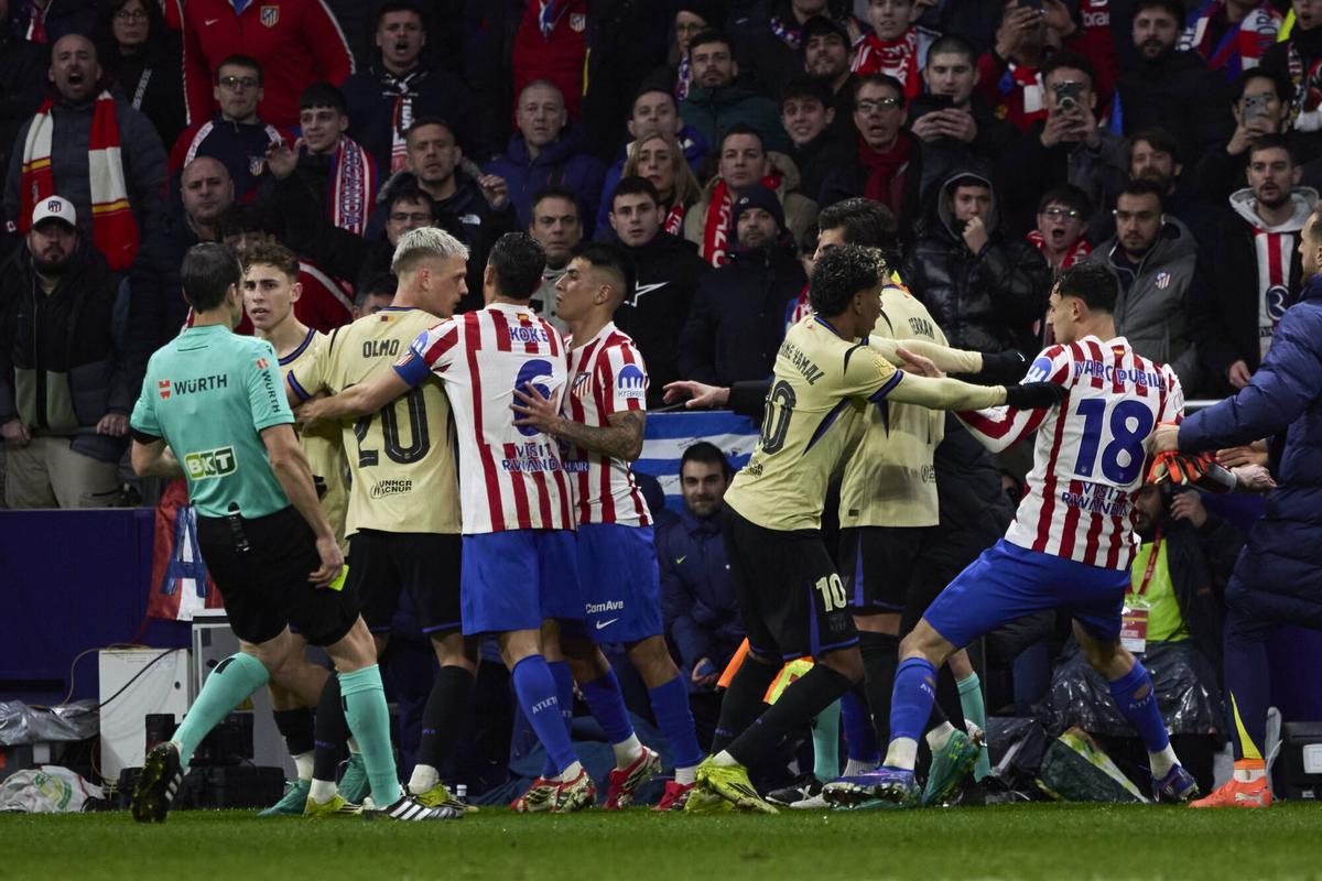 Tangana entre jugadores del Barça y el Atlético, este jueves.