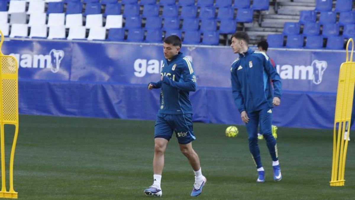 Thiago Fernández y Luka Ilic, ayer, en el entrenamiento en el Carlos Tartiere. | FERNANDO RODRÍGUEZ