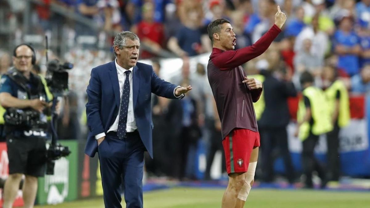 Cristiano Ronaldo da instrucciones a sus compañeros desde el área técnica junto a su seleccionador, Fernando Santos, durante la final de la Eurocopa entre Portugal y Francia.