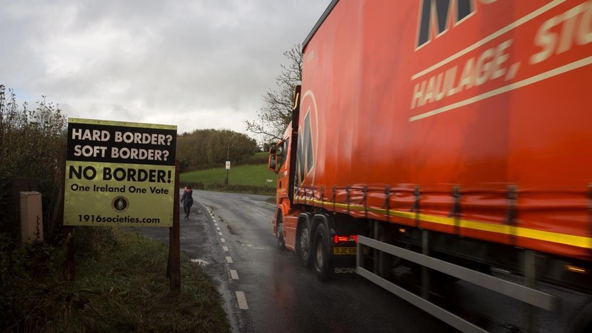 Cartel que reclama que no haya fronteras entre Irlanda e Irlanda del Norte, en el condado de Cavan, en el límite fronterizo entre ambas.