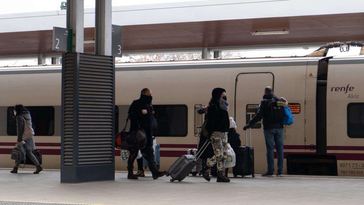 Viajeros en la estación de tren de Zamora